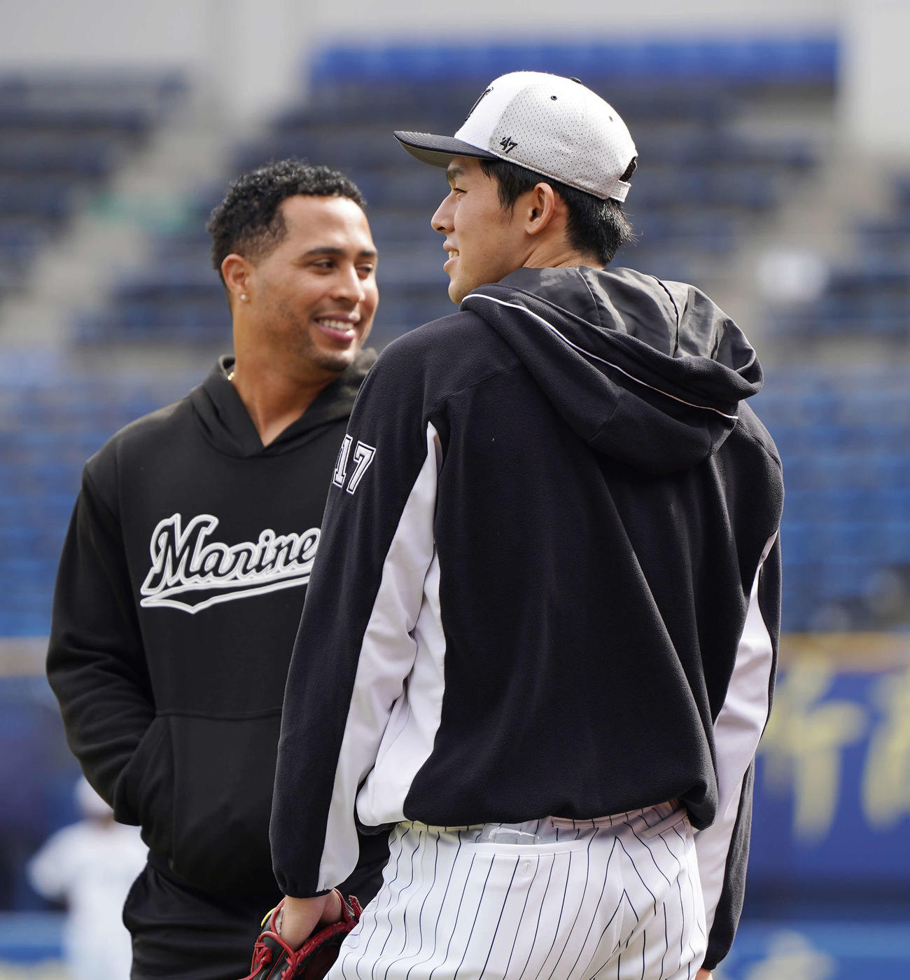 広島対ロッテ　練習後、マーティン（左）と話すロッテ佐々木朗（撮影・鈴木みどり）
