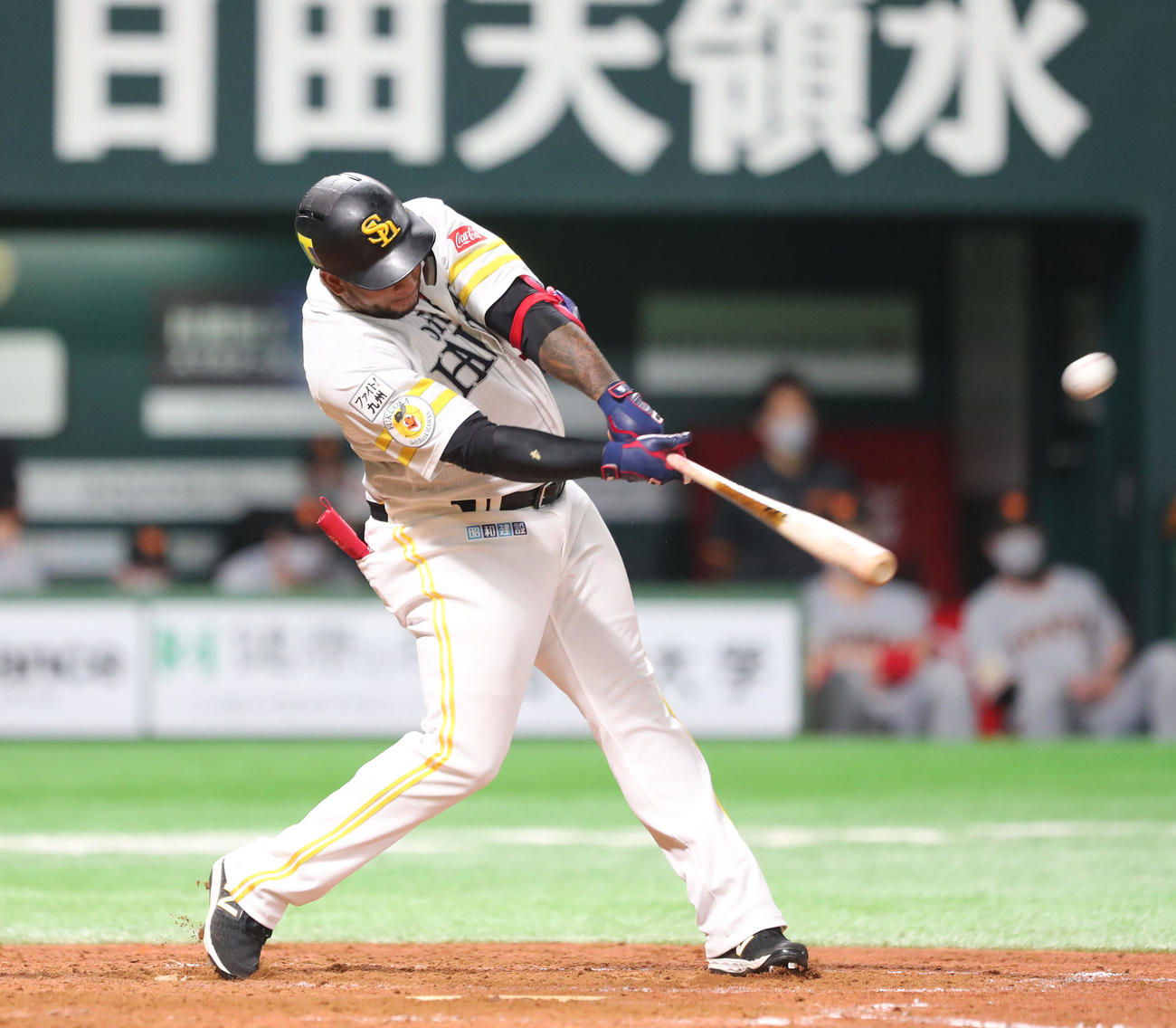 ソフトバンク対巨人　5回裏ソフトバンク2死二塁、バレンティンは左中間に2点本塁打を放つ（撮影・梅根麻紀）