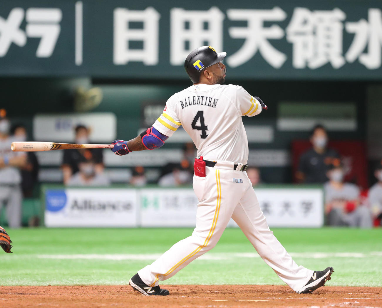ソフトバンク対巨人　5回裏ソフトバンク2死二塁、バレンティンは左中間に2点本塁打を放つ（撮影・梅根麻紀）
