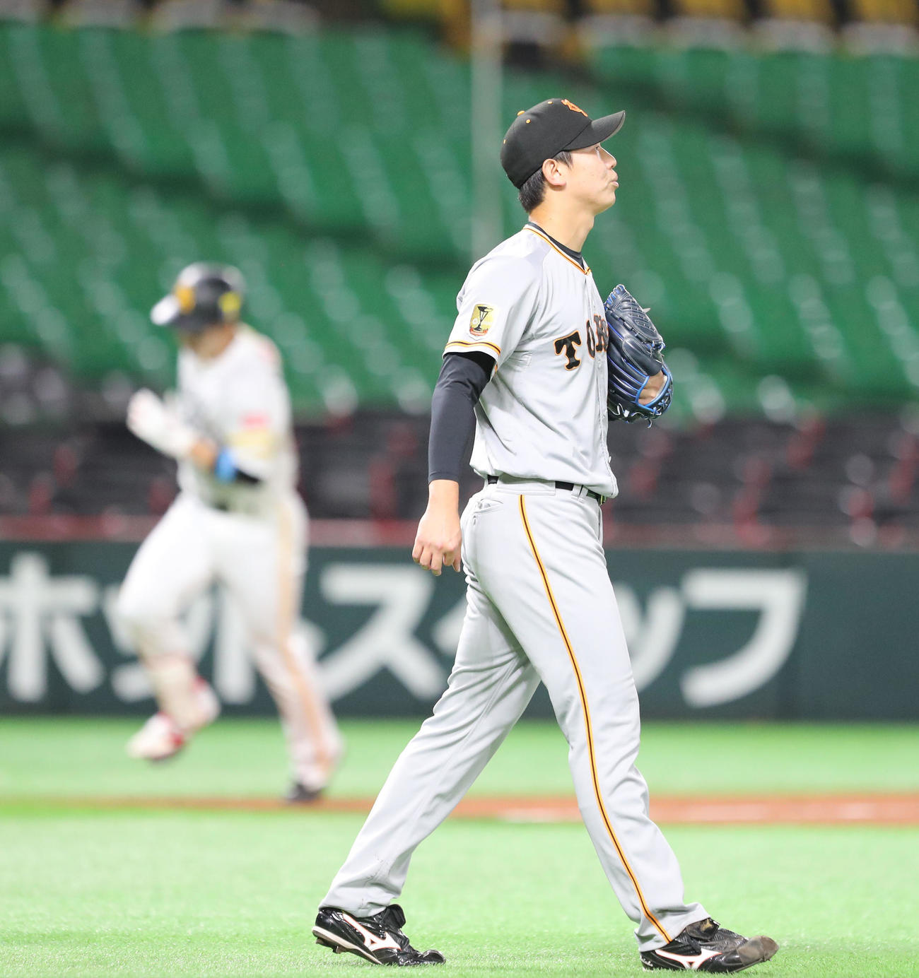 ソフトバンク対巨人　1回裏ソフトバンク1死二塁、栗原陵矢に右越え同点2点本塁打を浴びた畠世周（撮影・梅根麻紀）