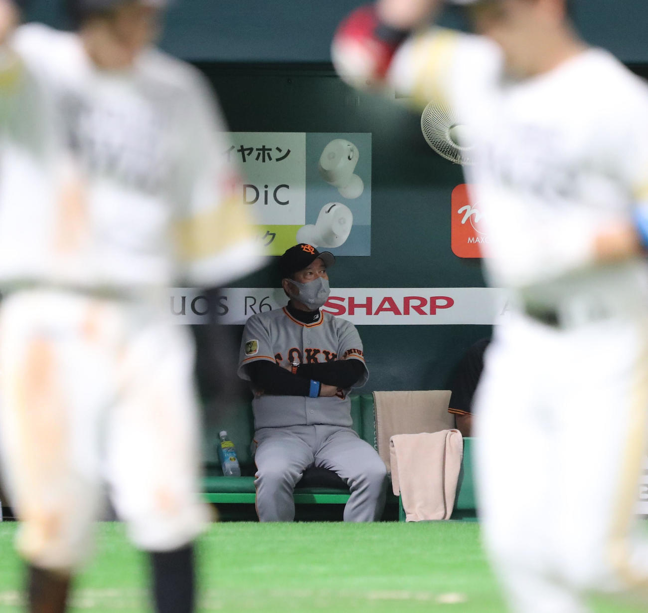 ソフトバンク対巨人　1回裏ソフトバンク1死二塁、栗原陵矢は右越えに同点となる2点本塁打を放つ、ベンチの原辰徳監督はガックリ（撮影・梅根麻紀）