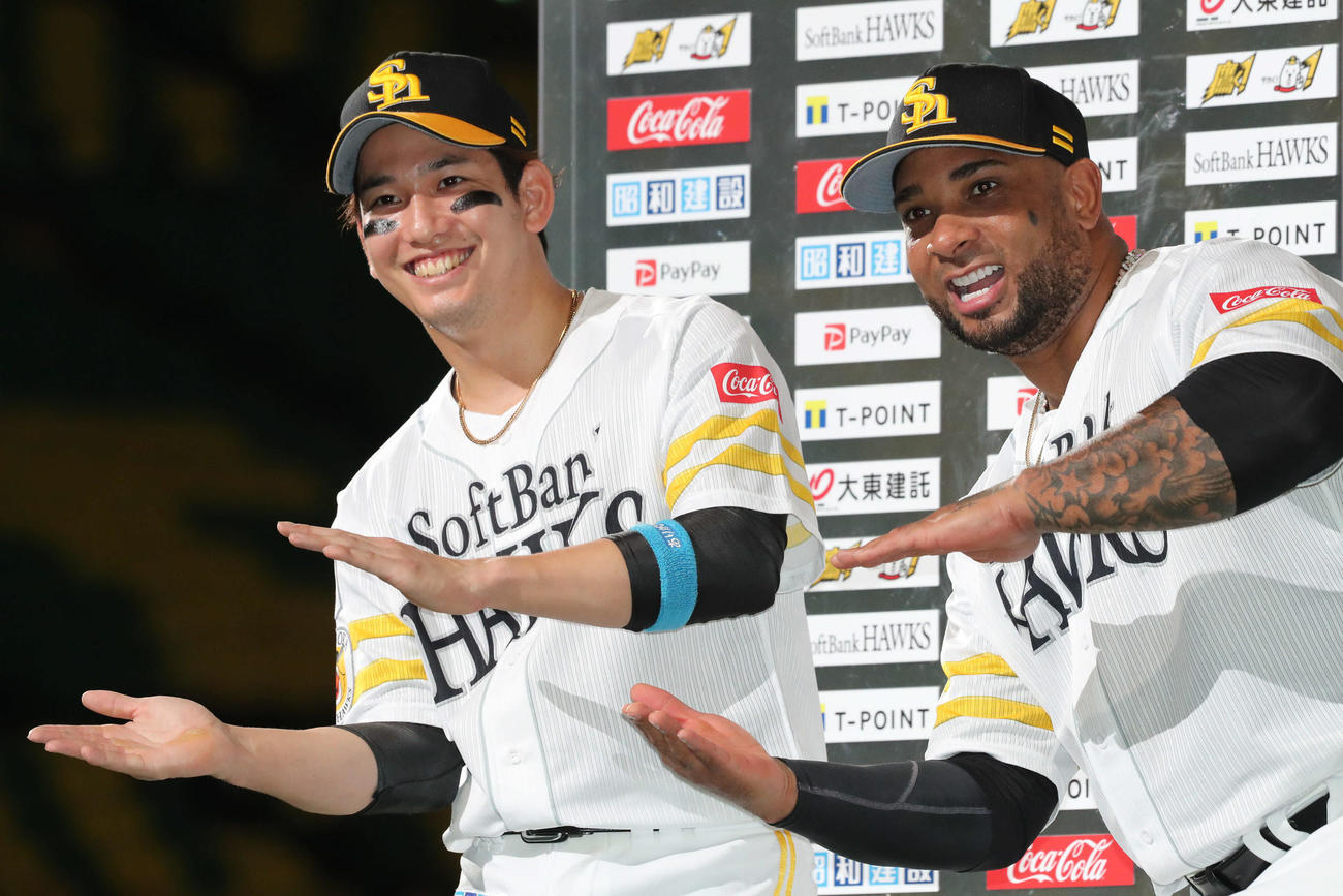 ソフトバンク対巨人　お立ち台でポーズをとる栗原とバレンティン（撮影・梅根麻紀）