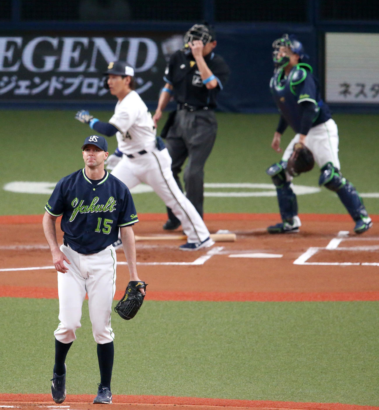 オリックス対ヤクルト　1回裏オリックス1死一塁、バンデンハーク（手前）は吉田正に先制の右越え2点本塁打を浴びる（撮影・上山淳一）