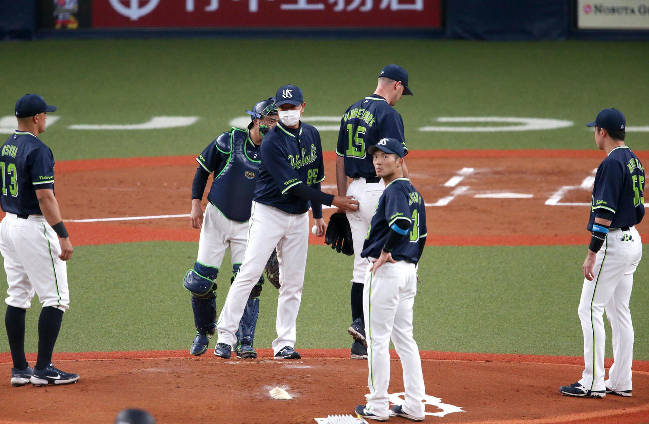 オリックス対ヤクルト　ヤクルト先発のバンデンハーク（右から3人目）は5点を奪われ途中降板となる（撮影・上山淳一）