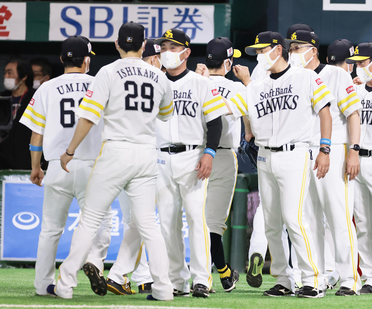 ソフトバンク対巨人　勝利を挙げたソフトバンク石川（左から2人目）とタッチを交わす工藤監督（同3人目）（撮影・足立雅史）