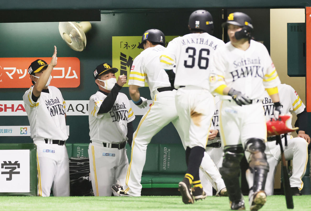 ソフトバンク対巨人　3回裏ソフトバンク2死二塁、左越え2点本塁打を放った柳田（左から3人目）を迎える工藤監督（同2人目）（撮影・足立雅史）