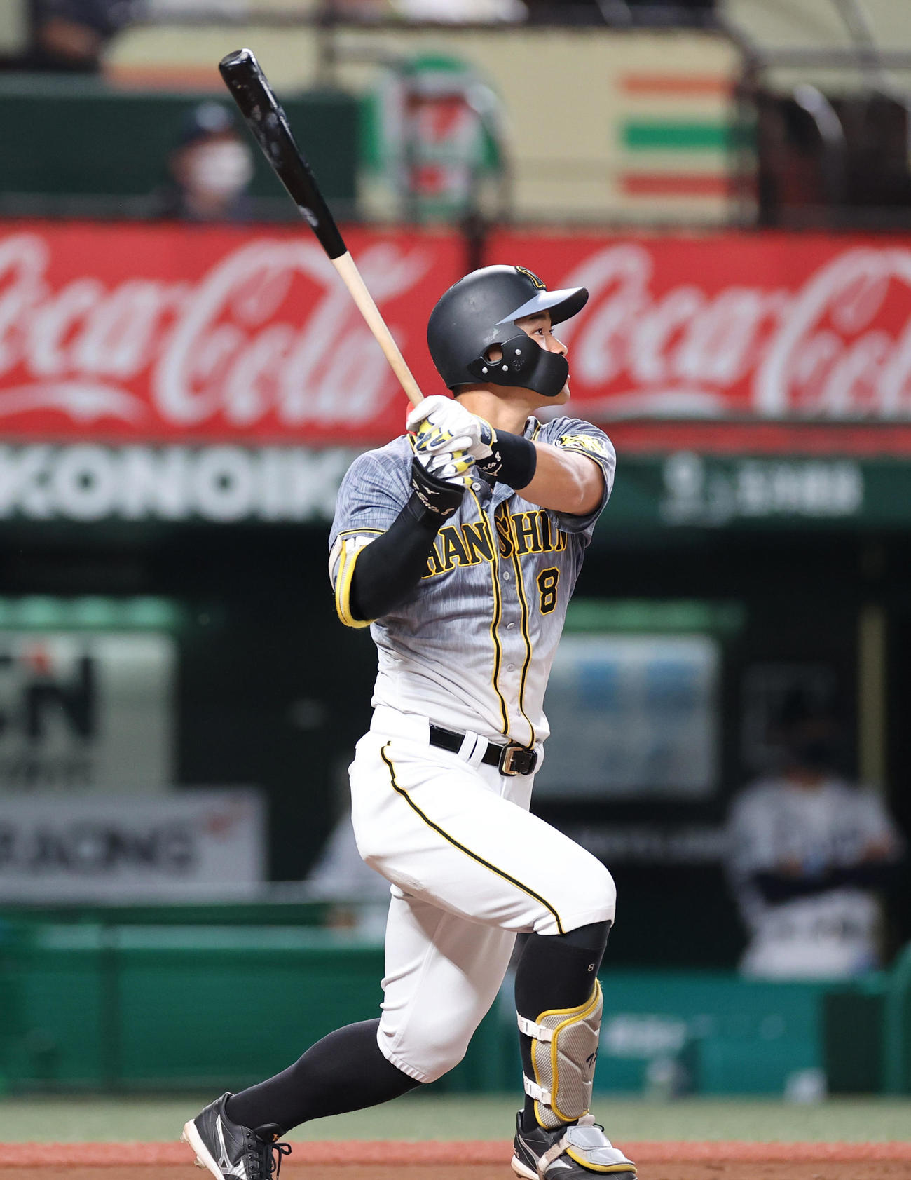 西武対阪神　6回表阪神1死、2者連続の左越え本塁打を放つ佐藤輝（撮影・清水貴仁）