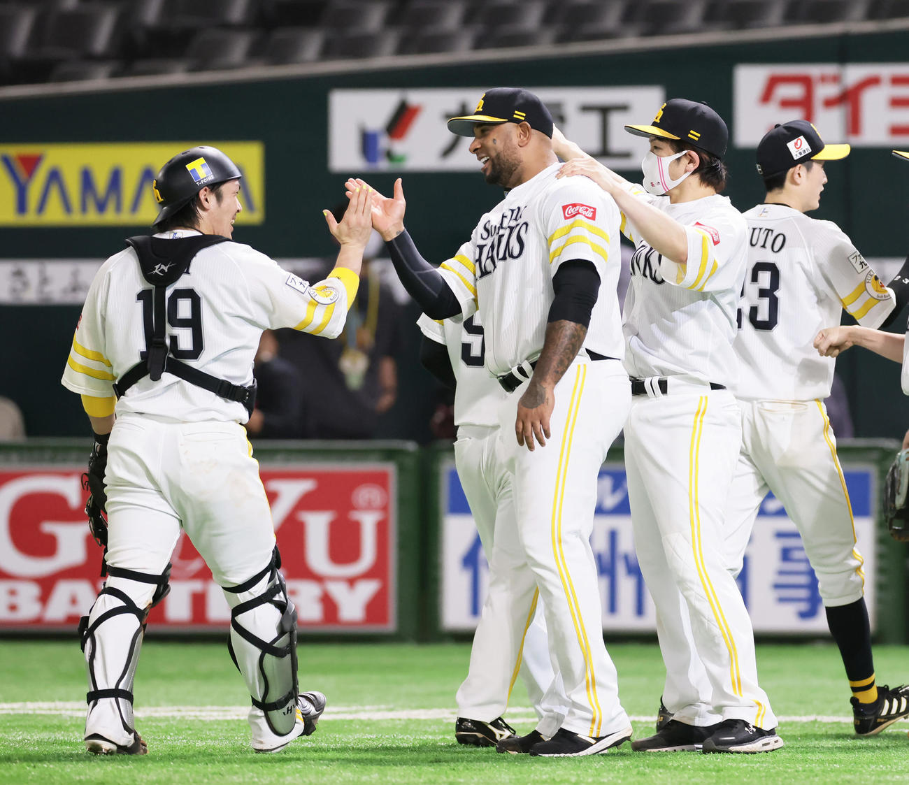 ソフトバンク対巨人　勝利し笑顔でタッチを交わすソフトバンクのバレンティン（中央）（撮影・足立雅史）