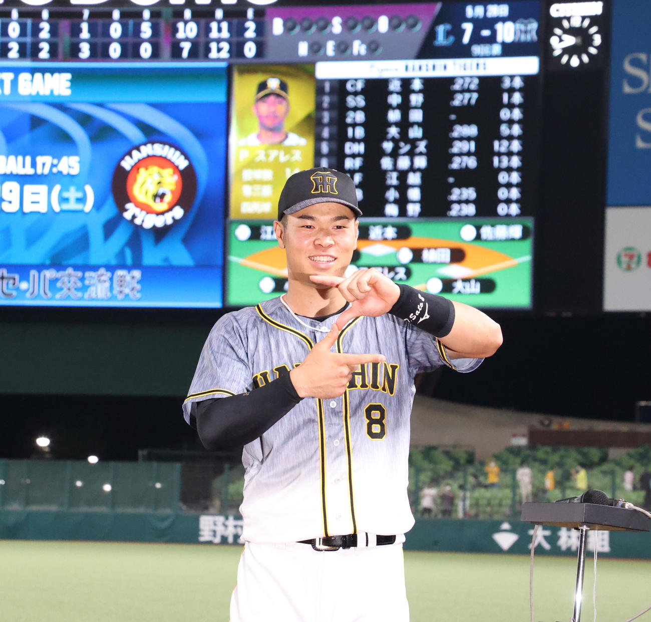 西武対阪神　勝利に貢献する3本塁打を放った佐藤輝はZポーズで笑顔をみせる（撮影・清水貴仁）