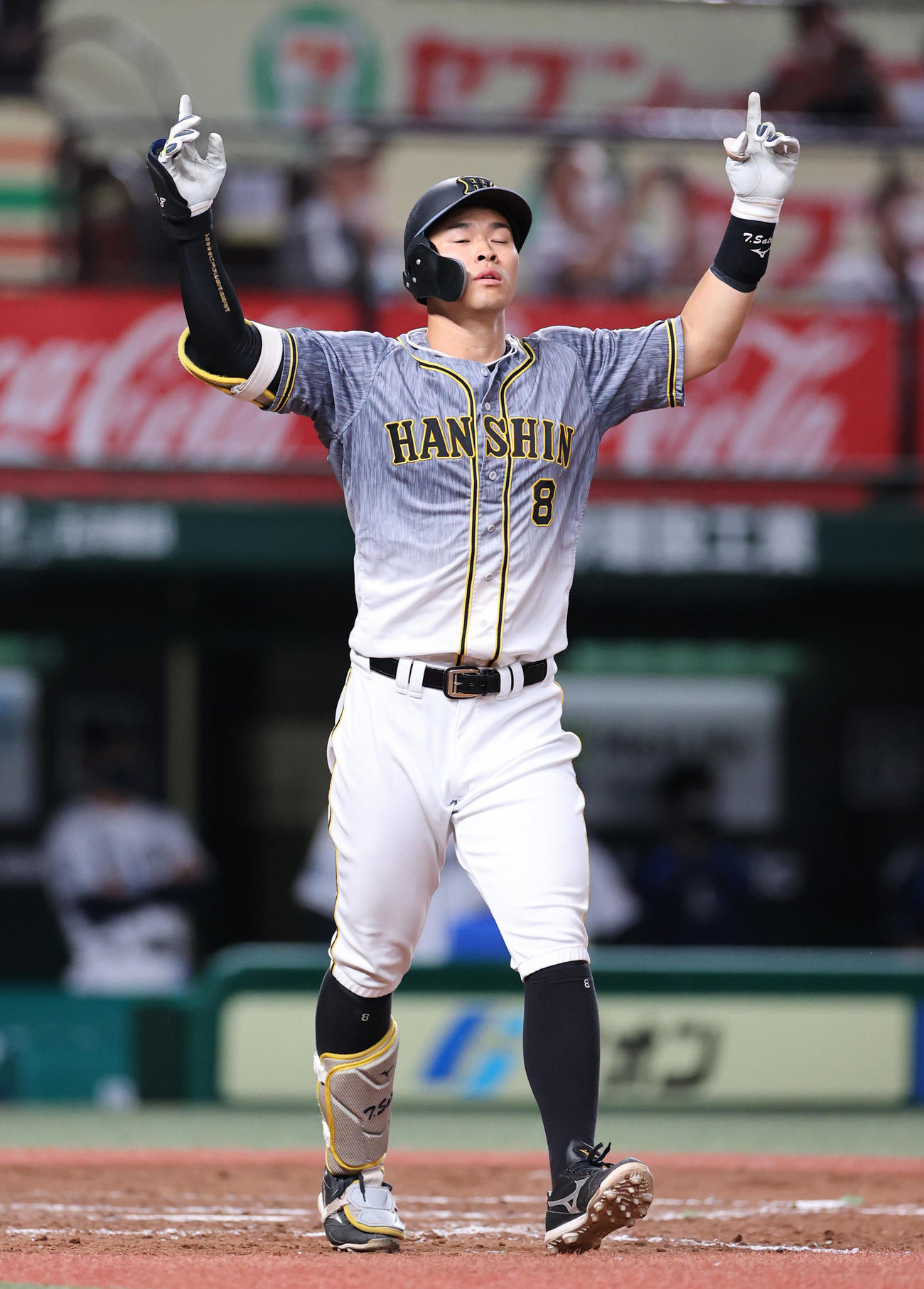 2021年5月28日　西武対阪神　9回表阪神2死一、三塁、右越えの勝ち越し3点本塁打を放つ佐藤輝明（撮影・清水貴仁）