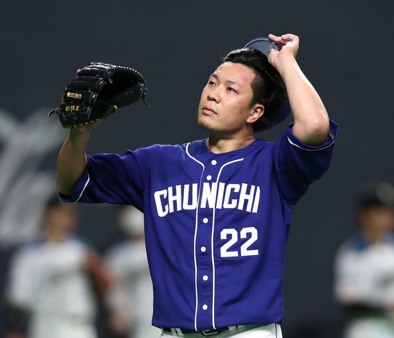 日本ハム対中日　3回裏、1失点し汗を拭く大野雄（撮影・黒川智章）