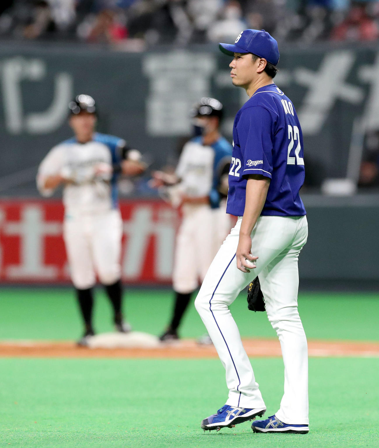 日本ハム対中日　3回裏日本ハム1死一、二塁、渡辺（左奥）に中前適時打を打たれる中日大野雄（撮影・佐藤翔太）