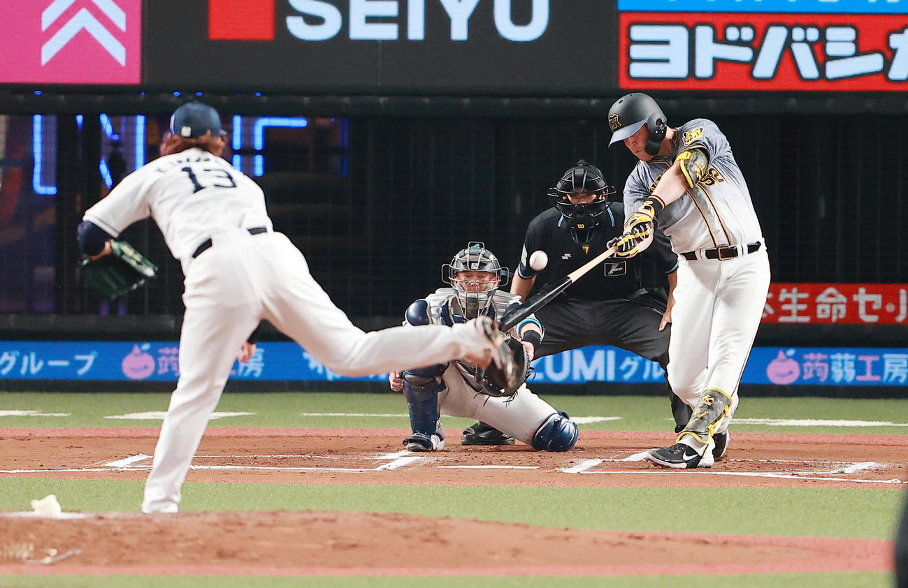 西武対阪神　6回表阪神1死、高橋から左越え本塁打を放つサンズ（撮影・野上伸悟）