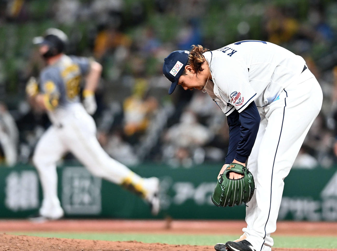 西武対阪神　6回表阪神1死、サンズにソロ本塁打を浴びる高橋（撮影・たえ見朱実）