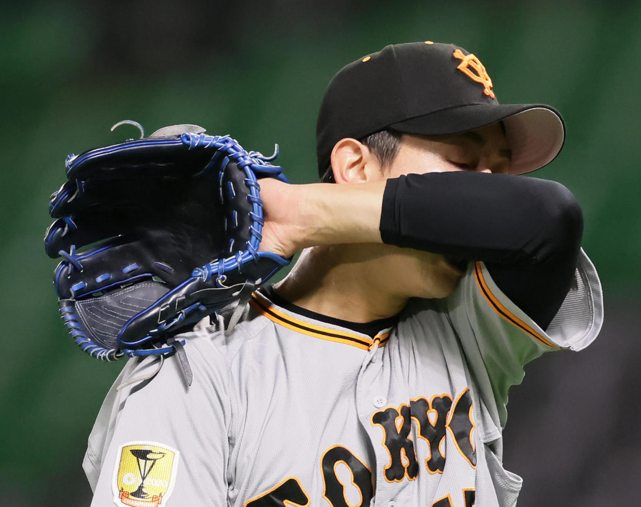 ソフトバンク対巨人　3回までに5点を失い悔しそうにベンチに戻る巨人畠（撮影・足立雅史）