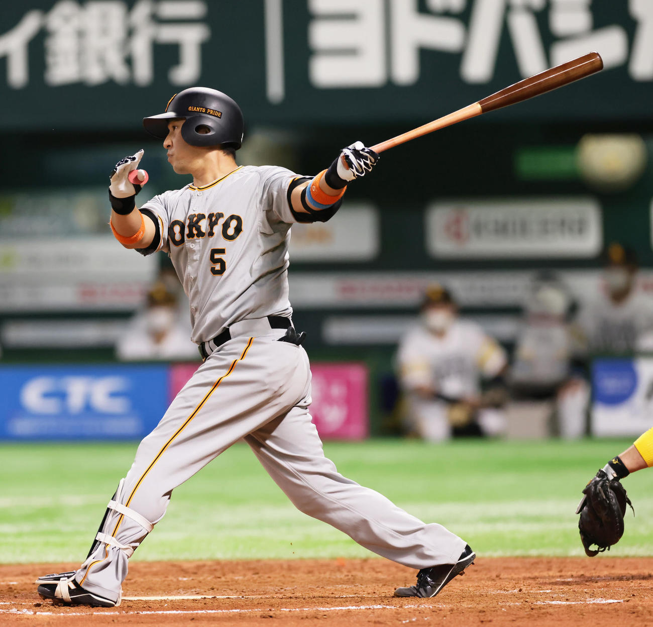 ソフトバンク対巨人　4回表巨人1死、中越え二塁打を放つ中島（撮影・足立雅史）