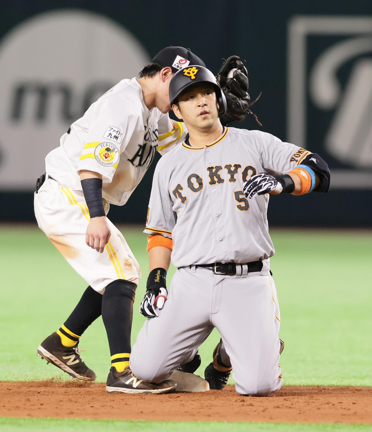 ソフトバンク対巨人　4回表巨人1死、中越え二塁打を放った中島（撮影・足立雅史）