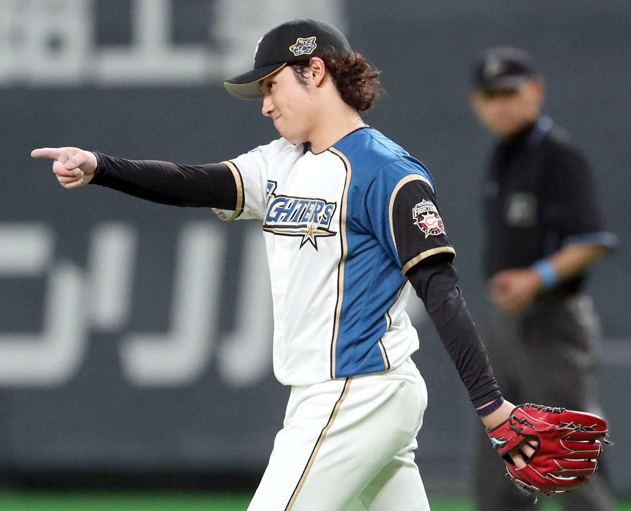 日本ハム対中日　4回表中日1死、福田永将を三ゴロに仕留めナインを指差す日本ハム伊藤（撮影・佐藤翔太）