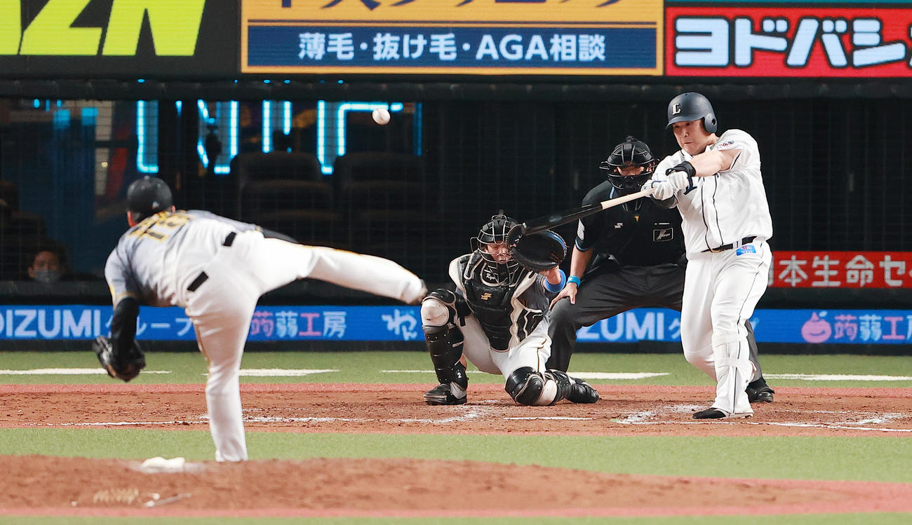 西武対阪神　7回裏西武無死二塁、馬場から右越え2点本塁打を放つ中村（撮影・野上伸悟）