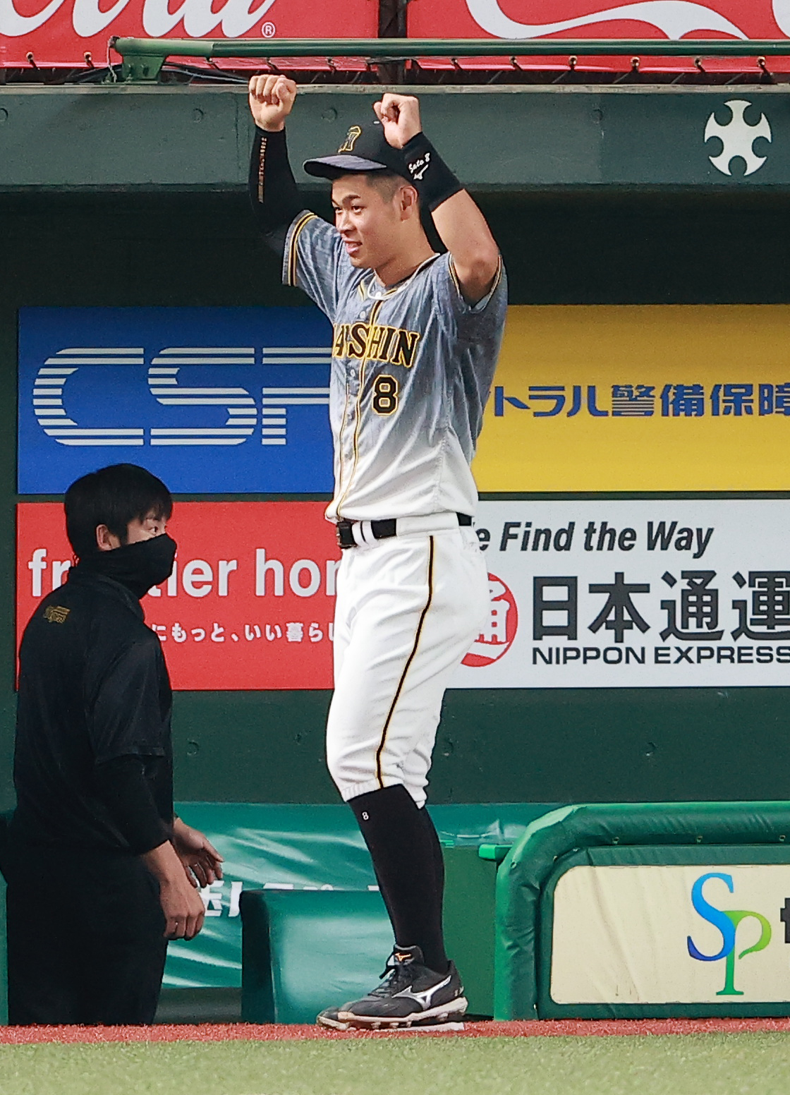 西武対阪神　ファンの拍手に応えながら引き揚げる阪神佐藤輝（撮影・野上伸悟）