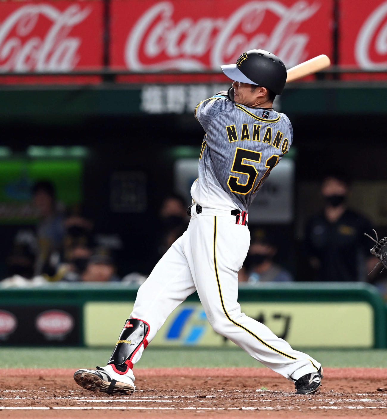 西武対阪神　3回表阪神無死三塁、右翼線に適時二塁打を放つ中野（撮影・たえ見朱実）