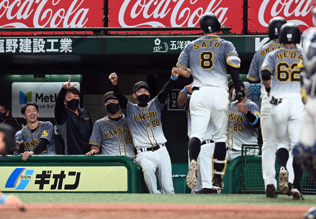 西武対阪神　9回表阪神2死一、三塁、矢野監督（中央）は勝ち越し3点本塁打を放った佐藤輝を迎える（撮影・たえ見朱実）