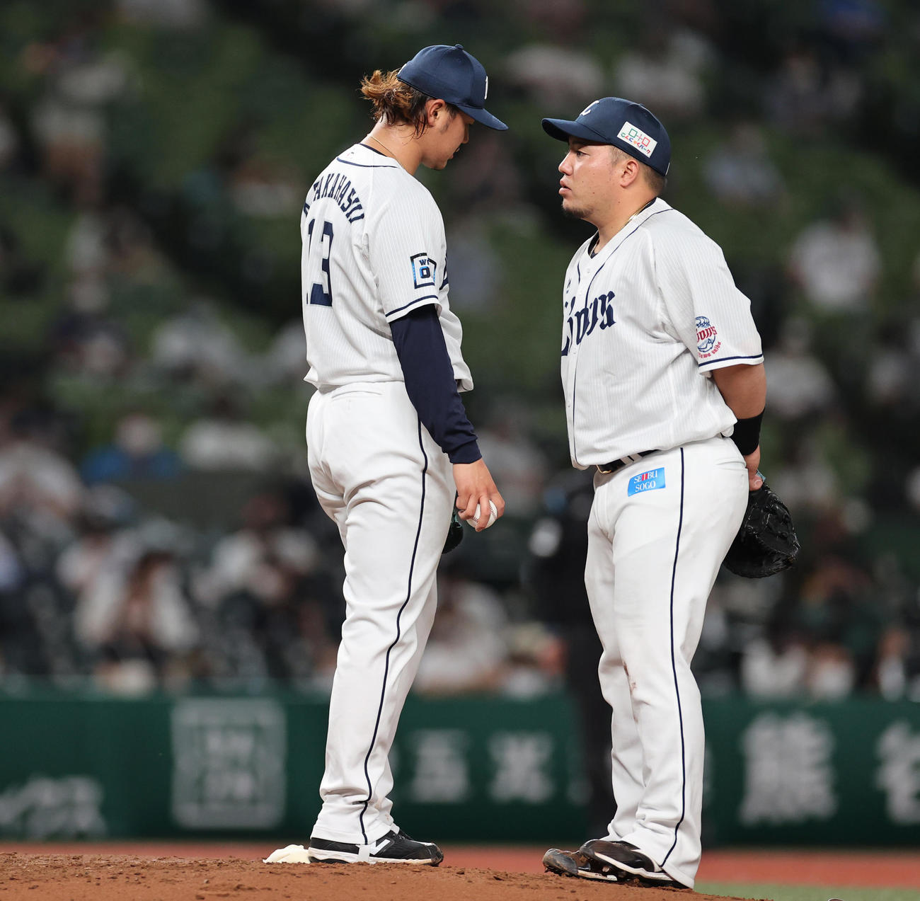 西武対阪神　3回表阪神無死二塁、3回にも失点した高橋（左）に山川が声をかける（撮影・清水貴仁）