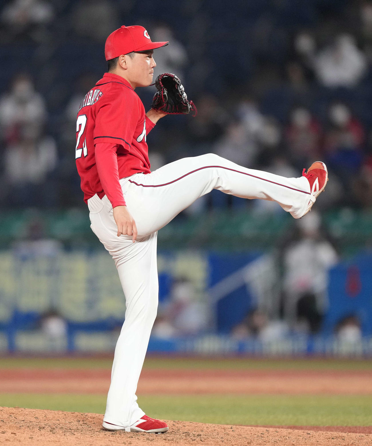広島対ロッテ　9回裏から5番手で登板した広島栗林（撮影・鈴木みどり）