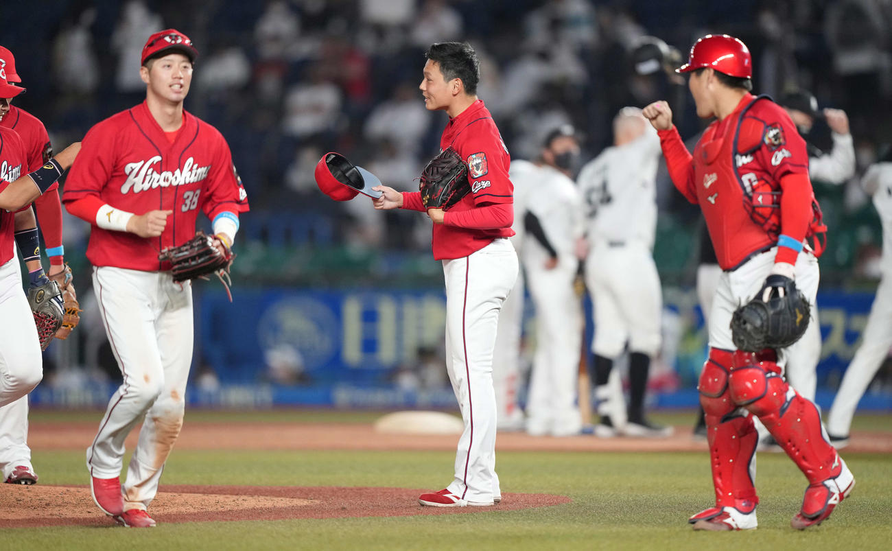 広島対ロッテ　ロッテに勝利し笑顔の広島栗林（撮影・鈴木みどり）