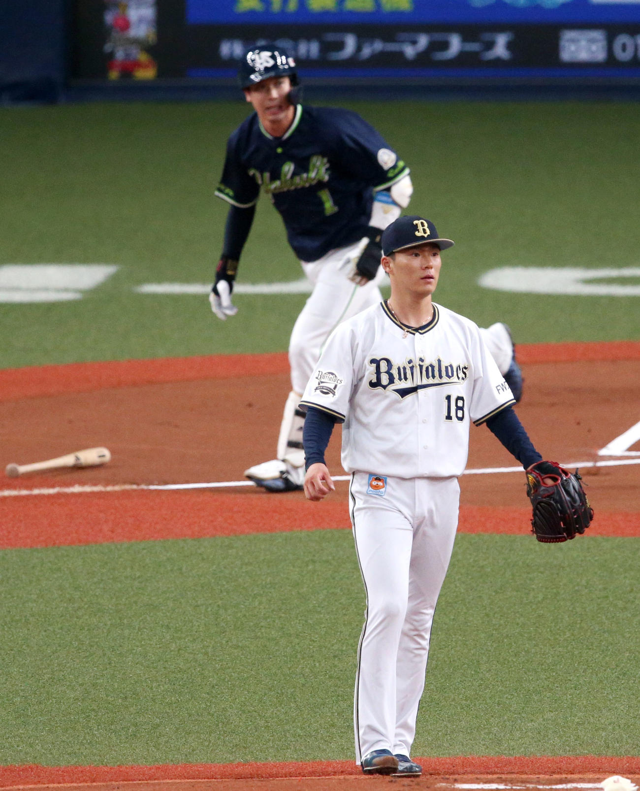 オリックス対ヤクルト　1回表ヤクルト2死、山本（手前）は山田を左飛に仕留める（撮影・上山淳一）