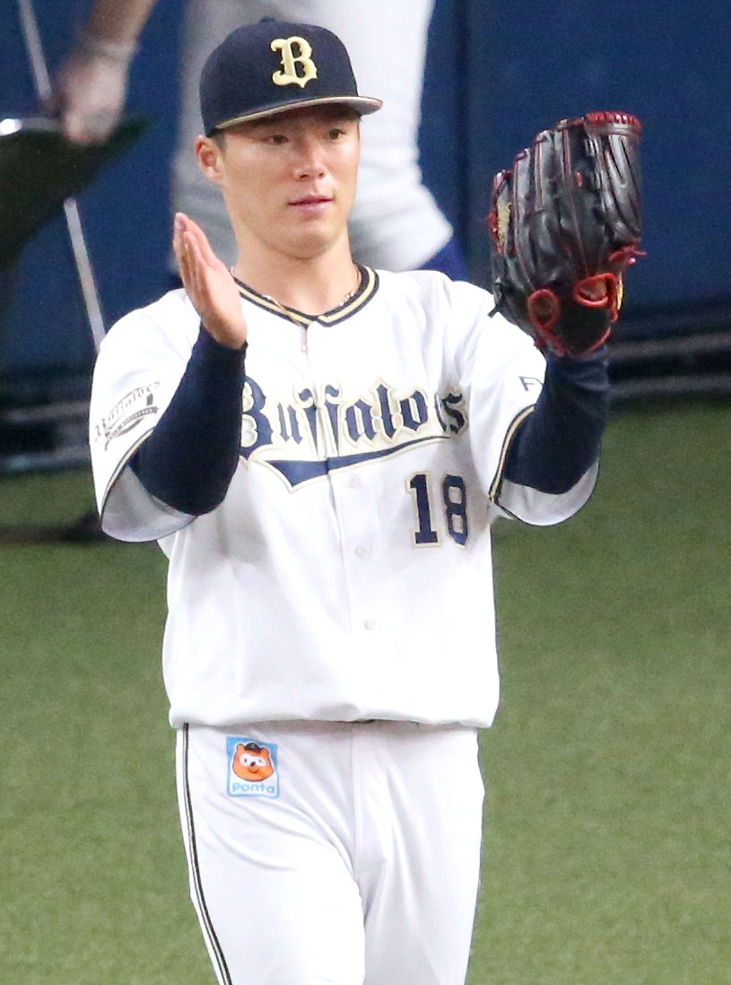 オリックス対ヤクルト　2回表を無失点に抑えた山本はグラブをたたく（撮影・上山淳一）