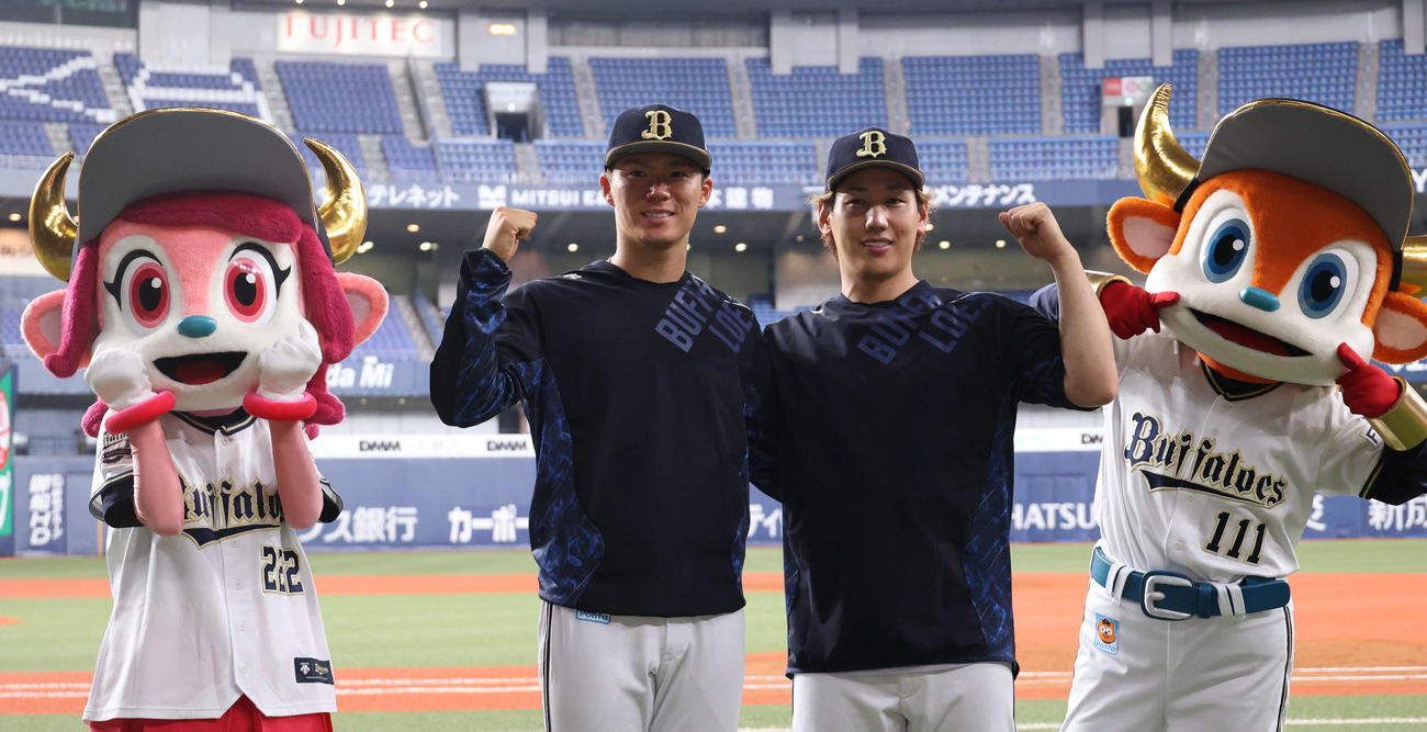 オリックス対ヤクルト　肩を組んでガッツポーズする山本（左）と吉田正（撮影・渦原淳）