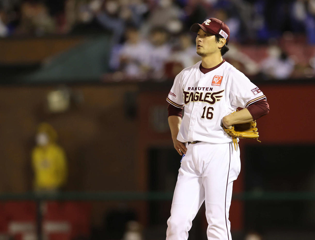 楽天対DeNA 6回表DeNA2死一、二塁、大和に左越え3点本塁打を浴び、ぼうぜんと打球を見つめる涌井（撮影・河野匠）