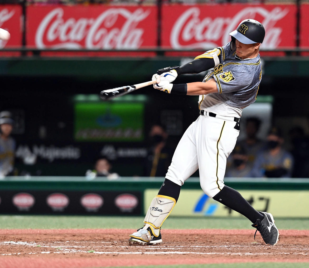 西武対阪神　9回表阪神2死一、三塁、右越えに13号3点本塁打を放つ佐藤輝（撮影・たえ見朱実）