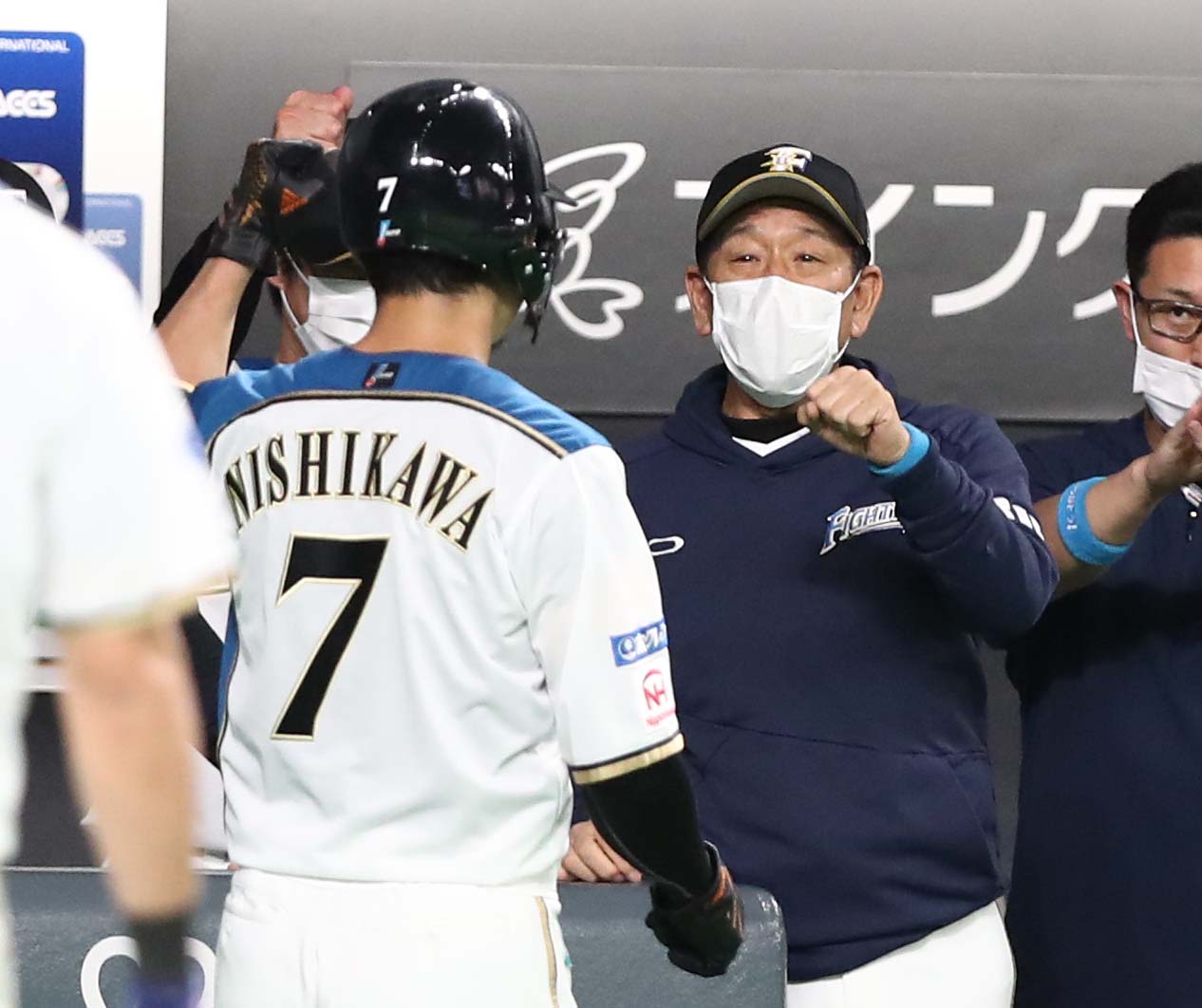 日本ハム対中日　1回裏、生還した西川を出迎える栗山監督（撮影・黒川智章）