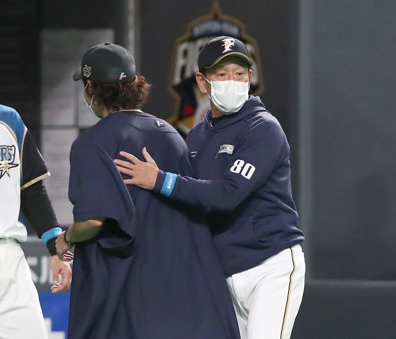 日本ハム対中日　試合後、伊藤（左）を出迎える栗山監督（撮影・黒川智章）