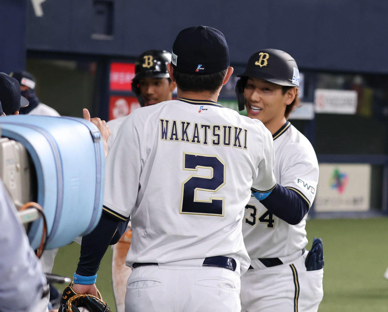 オリックス対ヤクルト　1回裏オリックス1死一塁、先制2ランを放った吉田正尚（右）は若月健矢の出迎えに笑顔（撮影・渦原淳）