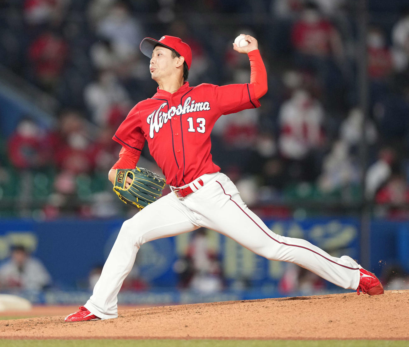 広島対ロッテ　5回裏途中から2番手で登板した広島森浦（撮影・鈴木みどり）