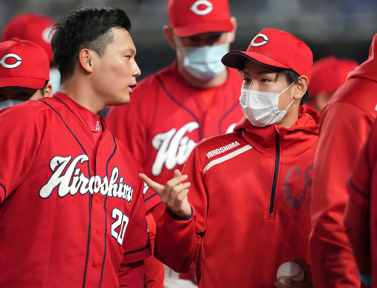 広島対ロッテ　プロ初勝利の広島森浦（右）は栗林からウイニングボールを受け取る（撮影・鈴木みどり）