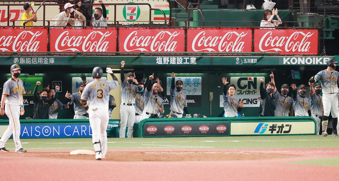西武対阪神　9回表阪神1死一、三塁、大山の左前適時打に盛り上がる阪神ベンチ（撮影・野上伸悟）