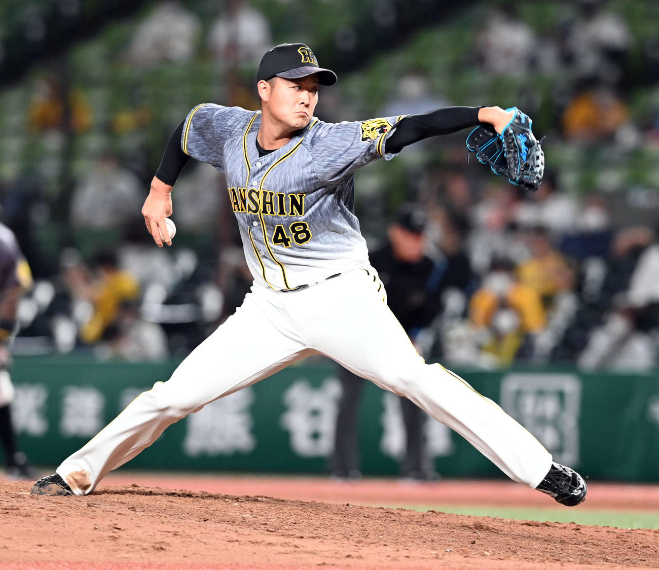 西武対阪神　8回からマウンドに上がり、プロ初勝利を飾った阪神の斎藤（撮影・たえ見朱実）