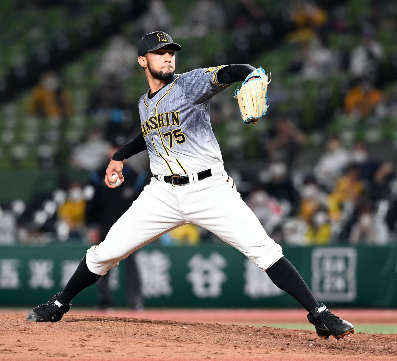 西武対阪神　9回からマウンドに上がった阪神スアレス（撮影・たえ見朱実）