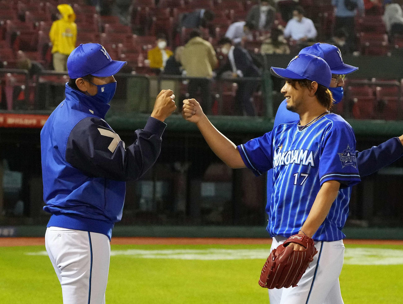 楽天対DeNA　楽天を下し、笑顔の三嶋（右）を迎える三浦監督（撮影・河野匠）