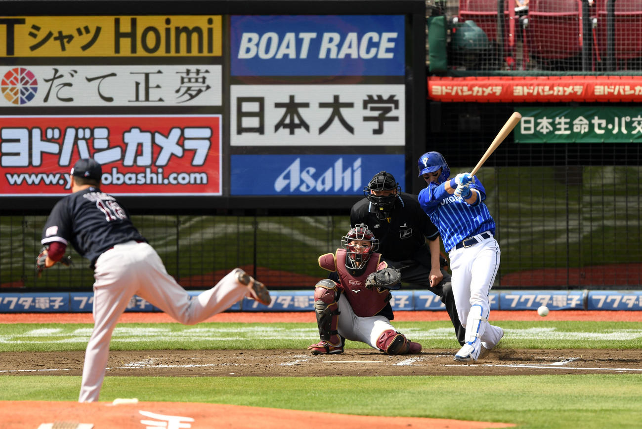 楽天対DeNA 3回表DeNA2死、左前打を放つ伊藤光（撮影・横山健太）