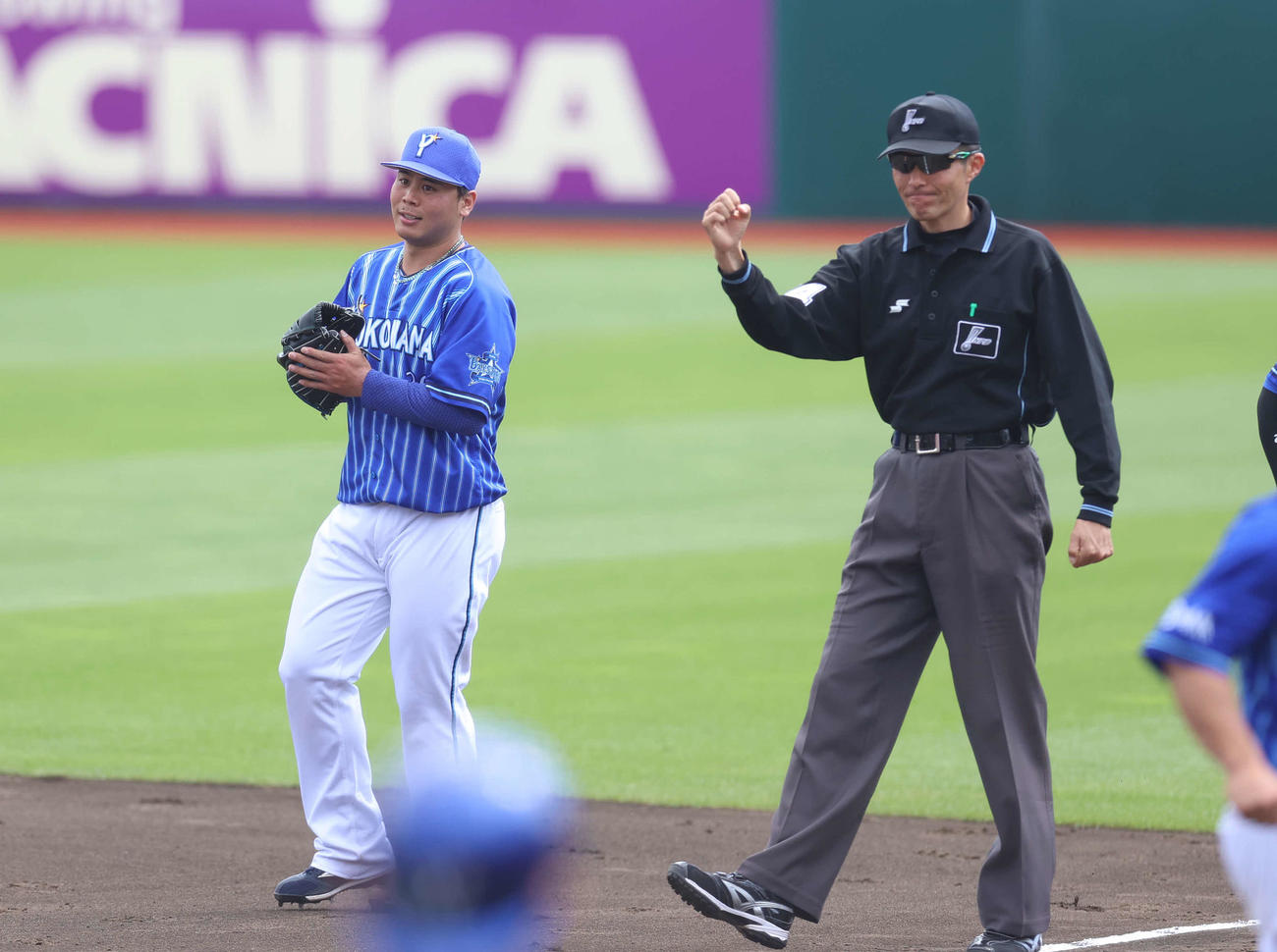楽天対DeNA 2回裏楽天2死、太田一ゴロに仕留め、グラブをたたく浜口（撮影・河野匠）