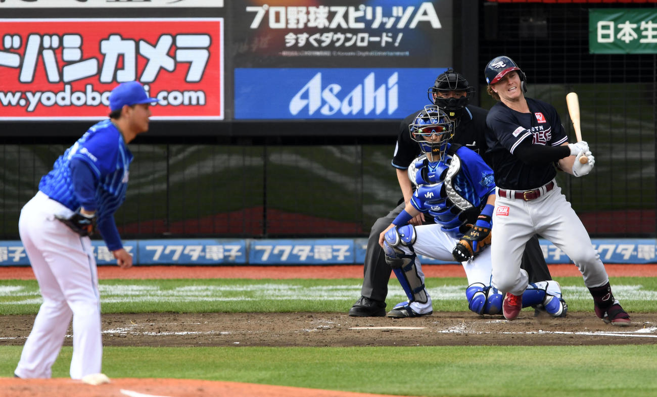 楽天対DeNA 4回裏楽天1死満塁、三併殺打に倒れるディクソン（撮影・横山健太）