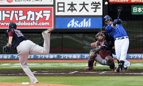 楽天対DeNA 6回表DeNA2死、左中間へ本塁打を放つオースティン（撮影・横山健太）