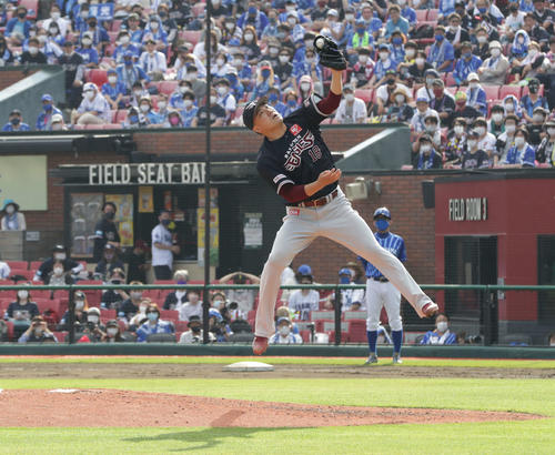 楽天対DeNA 8回表DeNA1死、伊藤光の打球を好捕で投ゴロに仕留める田中将（撮影・河野匠）