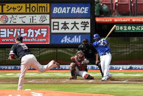 楽天対DeNA 3回表DeNA2死、左前打を放つ伊藤光（撮影・横山健太）