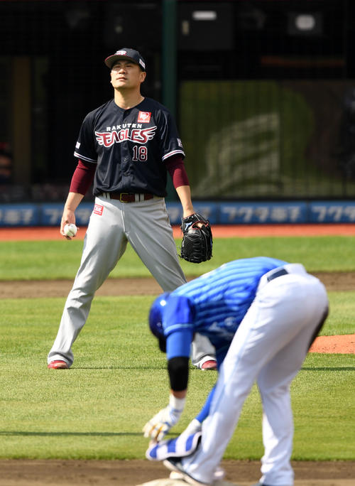 楽天対DeNA 4回表DeNA2死、ソトに中前2塁打を浴び悔しげな表情を見せる田中将（撮影・横山健太）